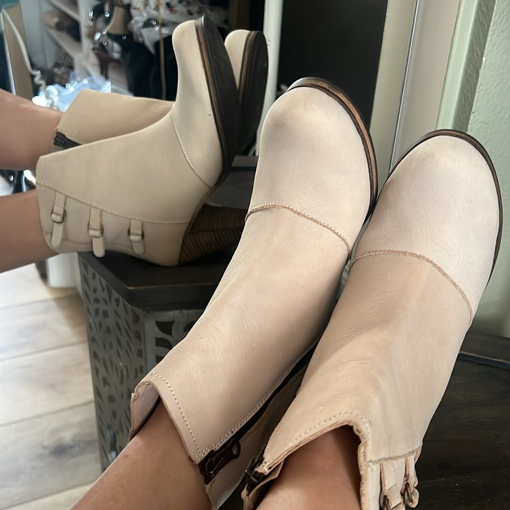 🛑 1 hour sale. Anthropologie, Holding Horses, Triad Buckled Booties, C… - Picture 2 of 11